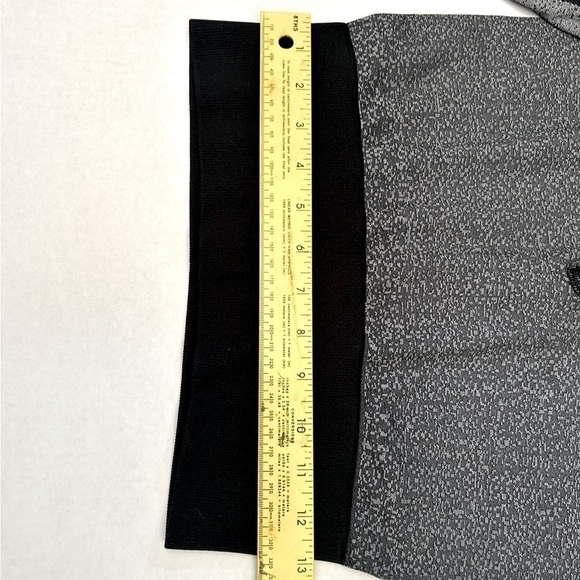 Adidas seamless gray and black fitted capri leggings 3/4 length size Medium. H11 - Picture 6 of 10